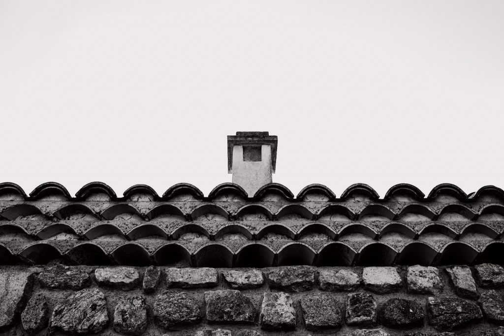 Une simple cheminée sur un toit, photo noir et blanc (1)
