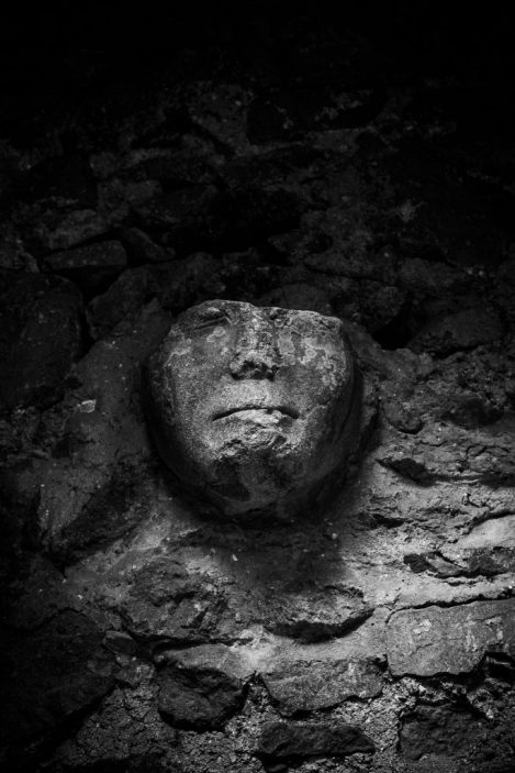 vestige d’un portrait sculpté dans un mur, photo en noir et blanc