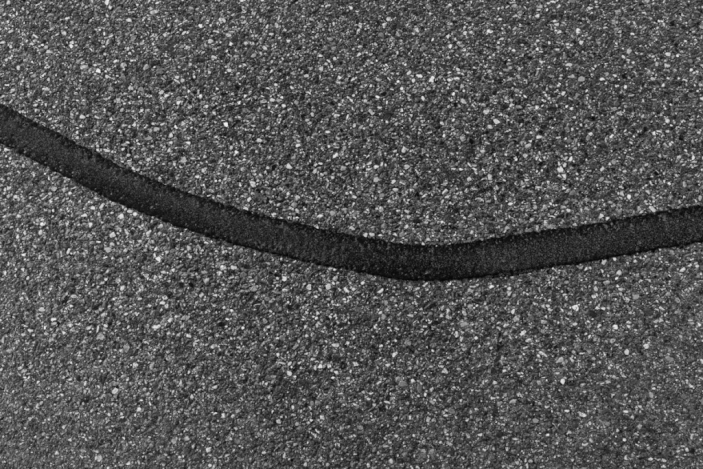 Black and white bitume oscillator